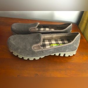 Skechers flex appeal memory foam athletic shoes. New in box. Faux grey suede